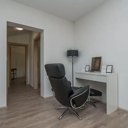 Bella Vista Apartment *