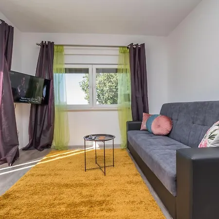 Bella Vista Apartment *