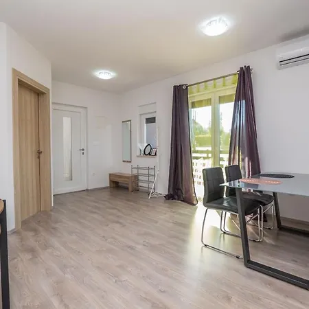 Bella Vista Apartment *